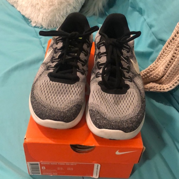 SOLD* BNWOT Nike running shoes - Picture 2 of 6